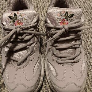 Skechers D'lites size  Lavender with flowers size 6